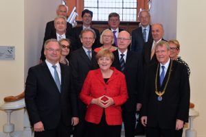 Minister President Haseloff, Chancellor Merkel, Leopoldina President Prof. Hacker and the Presidium of the Leopoldina. Image: Christof Rieken for the Leopoldina.